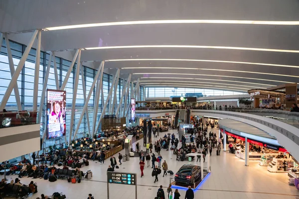 Eski Devlet Bakanı’na Havalimanında VIP Şoku! Bir Saat Kuyrukta Bekledi...