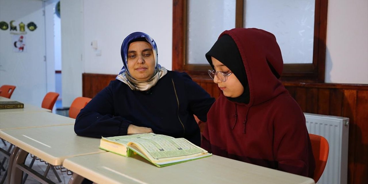 Çevresini Silüet Olarak Gören Kadın, Yediden Yetmişe Kur'an-ı Kerim Öğretiyor