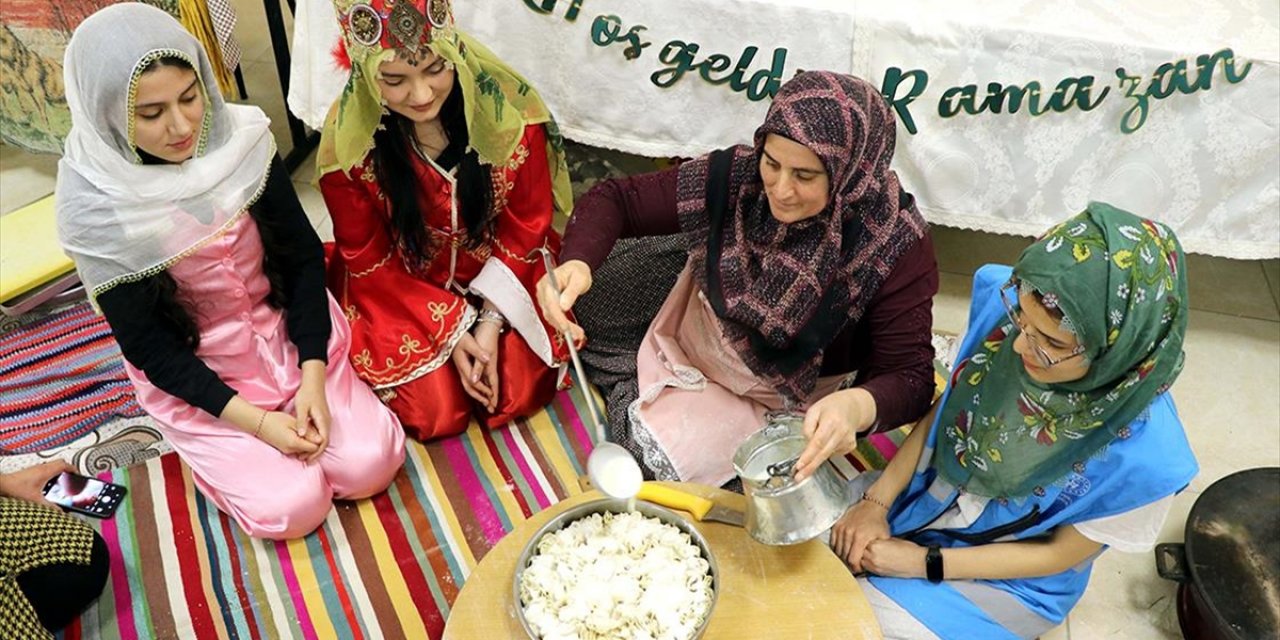 Üniversiteli Kızlar, Yurtta Geleneksel Tariflerle Yöresel Yemekleri Öğreniyor