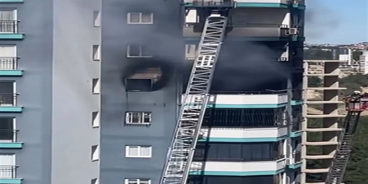 Adana'da İnşaat İşçisi, Yangında Mahsur Kalan Bebeği Kurtardı!