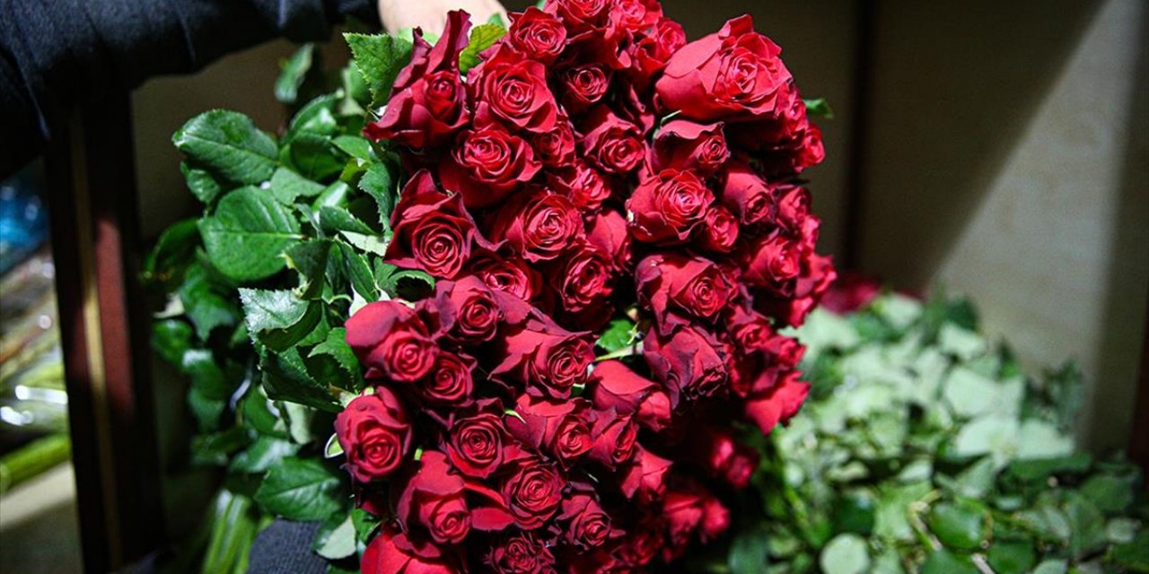 Renk Cümbüşüne Dönen Çiçek Mezatlarını Kadınlar Günü Heyecanı Sardı