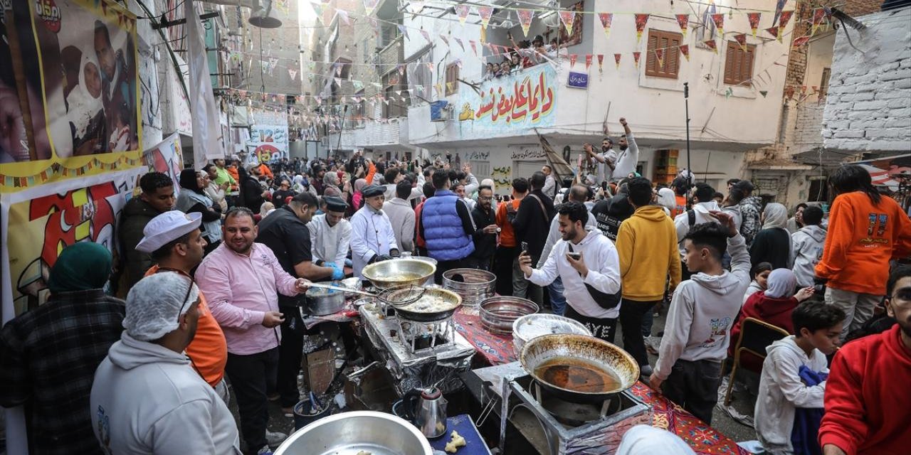 Kahire’de Binlerce Kişiyle Toplu İftar Programı Düzenlendi