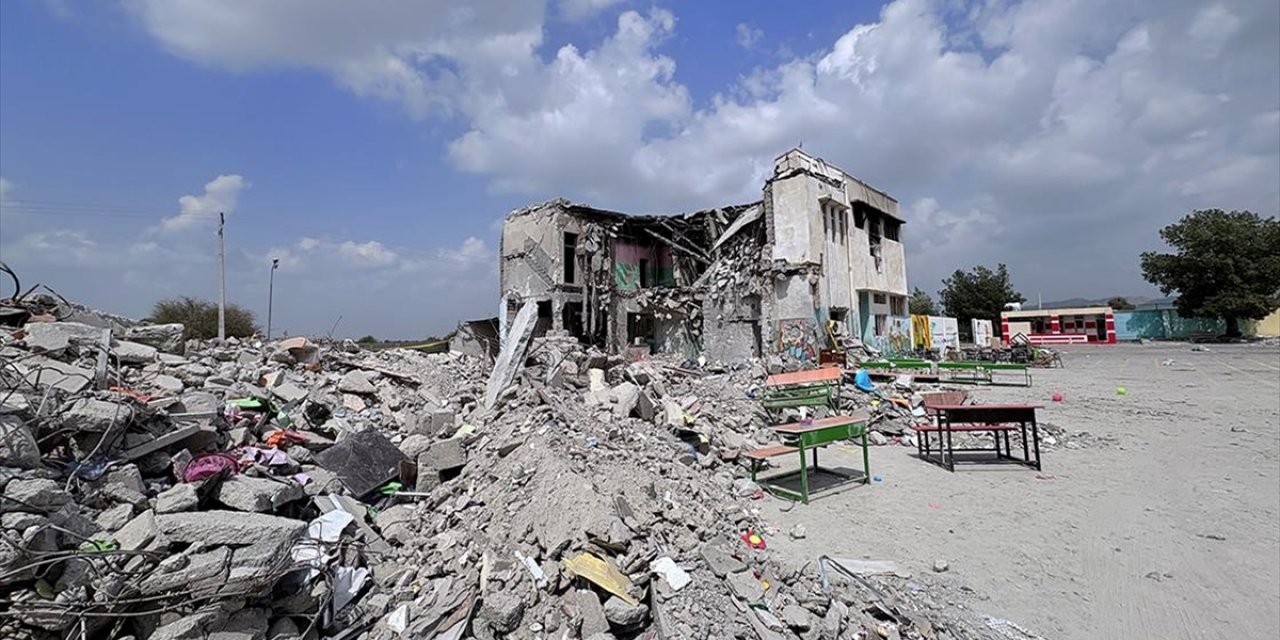 Uydu Görüntülerine Göre ABD ve İsrail, İran'daki İlkokula Yakınlardaki Donanma Üssüyle Aynı Anda Saldırdı