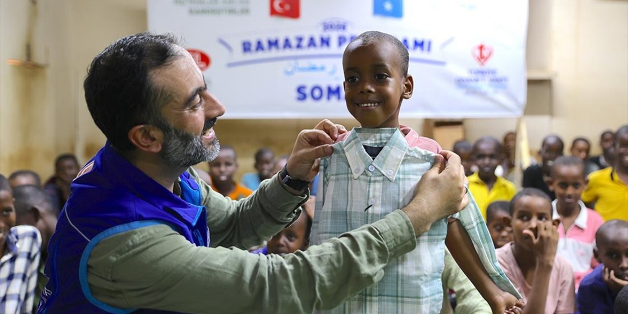 Hayırseverlerin Gönderdiği Bayramlıklar Somali'de Yetim Çocukların Yüzünü Güldürdü