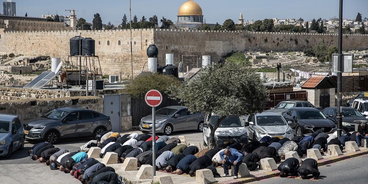 İsrail'in Kısıtlamaları Nedeniyle Mescid-i Aksa'da Cuma Namazı Sadece Vakıf Yetkililerince Kılındı