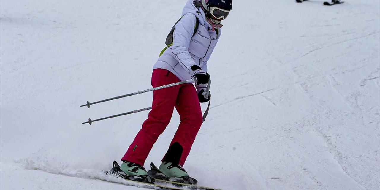 Palandöken'de Kar Yağışı Altında Kayak Keyfi Yaşanıyor