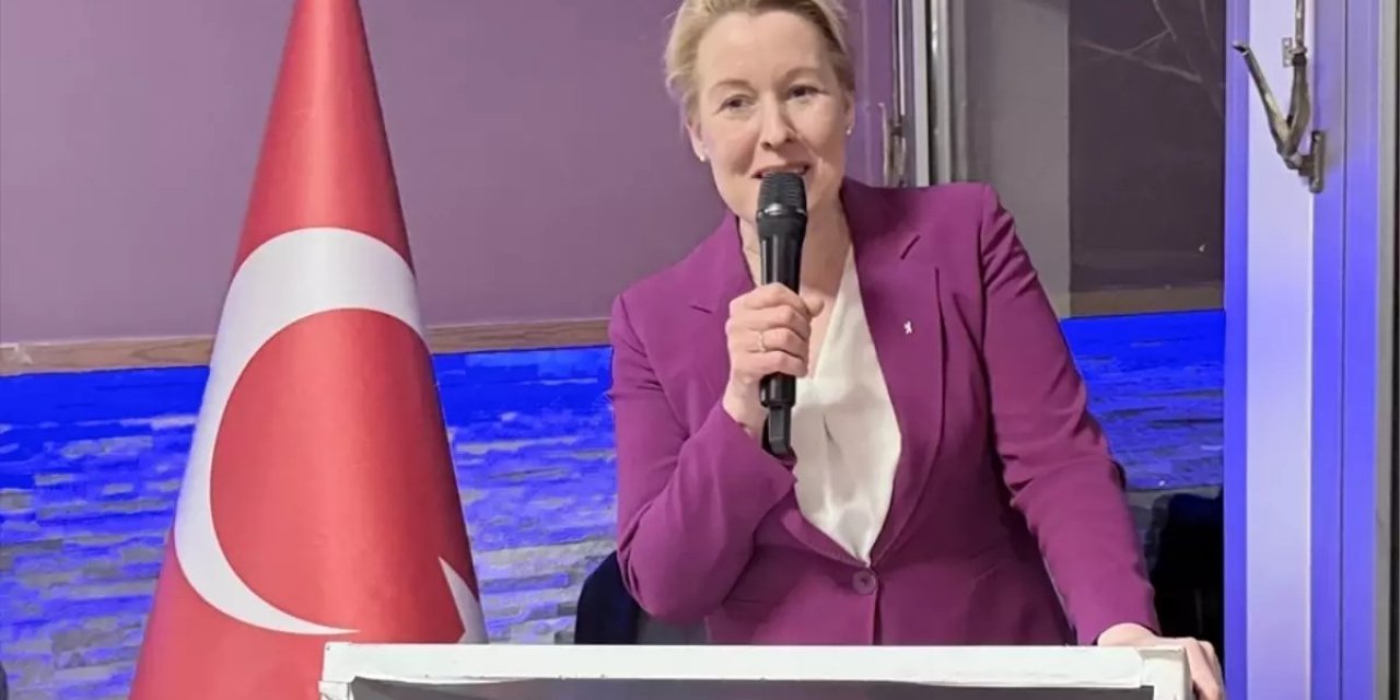 Berlin Eyaletinin Ekonomi Bakanı Giffey, Aziziye Camisi Derneğinin İftar Programına Katıldı