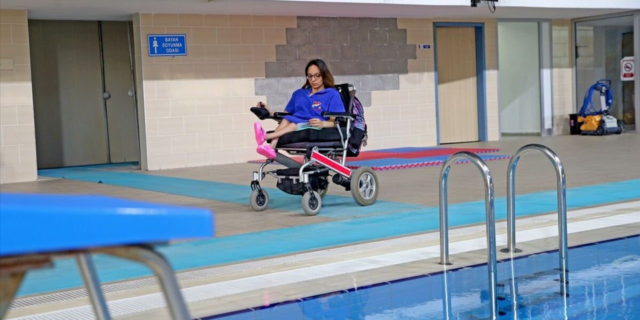 Engelli Yüzücü Eylül, Milli Takım Hedefiyle Kulaç Atıyor