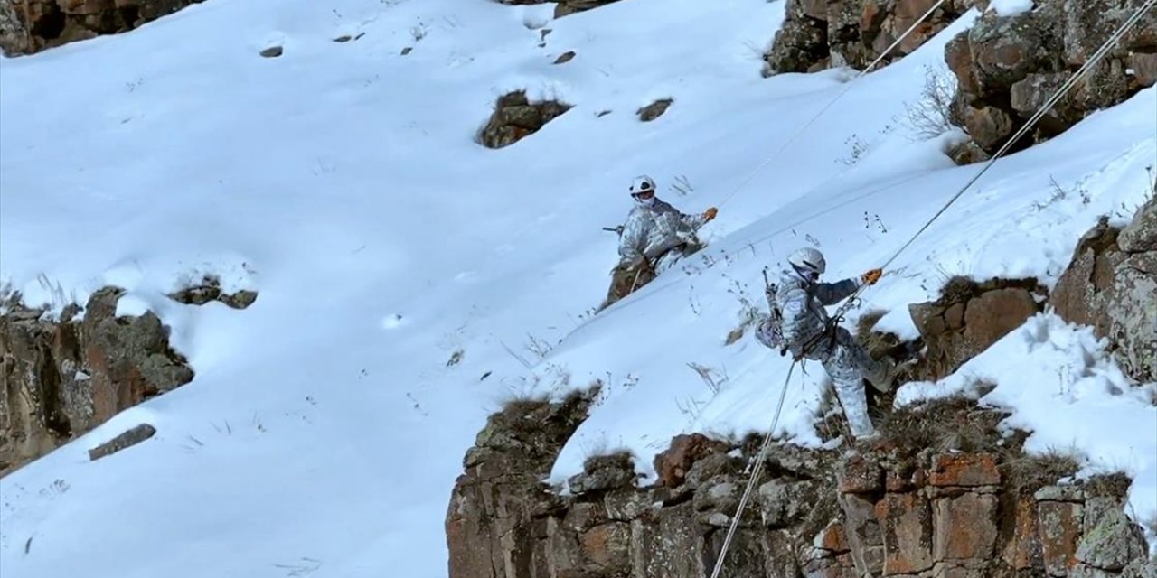 MSB, Mehmetçiğin Zorlu Koşullardaki Dağcılık Eğitiminden Görüntü Paylaştı