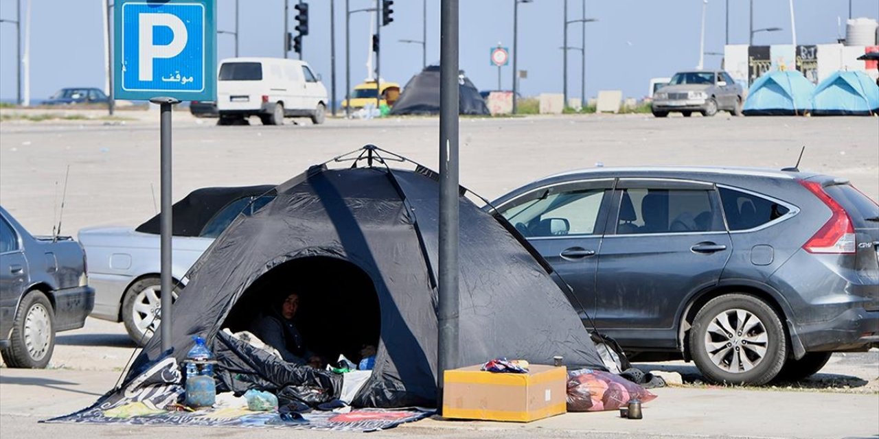 İsrail'in Beyrut'ta Halkı Yerlerini Terk Etmeye Zorladığı Dahiye'den Kaçan Aileler, Sokaklarda Sabahlıyor