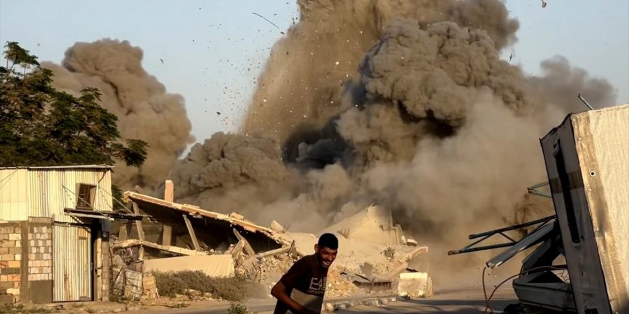 İsrail Ordusu Ateşkesi İhlal Ederek Gazze Şeridi'nin Çeşitli Bölgelerini Bombalamayı Sürdürüyor