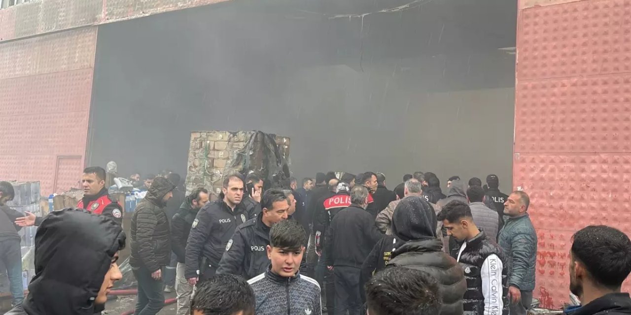 Şanlıurfa'da Depo Yangını: İş Yerleri Tahliye Edildi