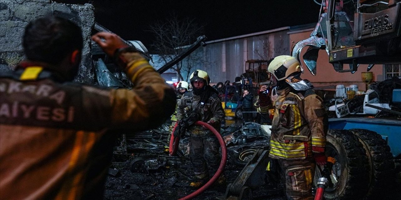 Ankara'da Yanan Hurda Araçlardan Geriye Demir Yığınları Kaldı