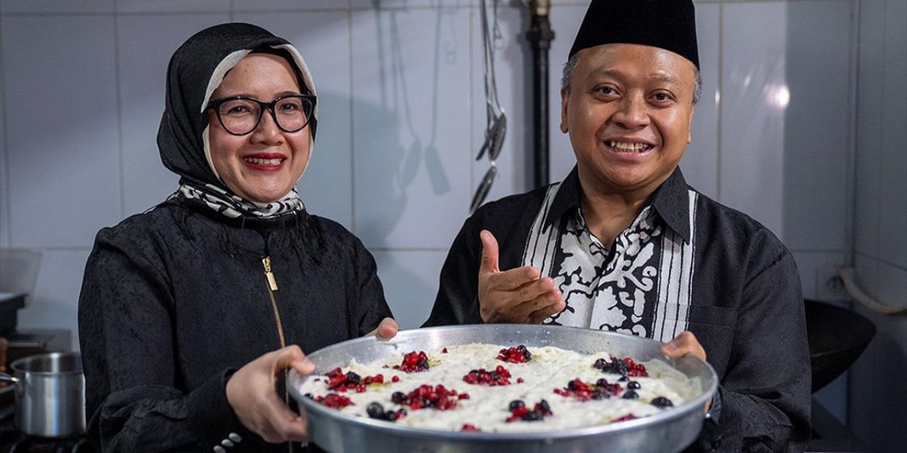 Endonezya'nın Ankara Büyükelçisi, İftar Sofralarını Süsleyen "Güllaç"ı ve Ülkesinin "Kolak" Tatlısını Hazırladı