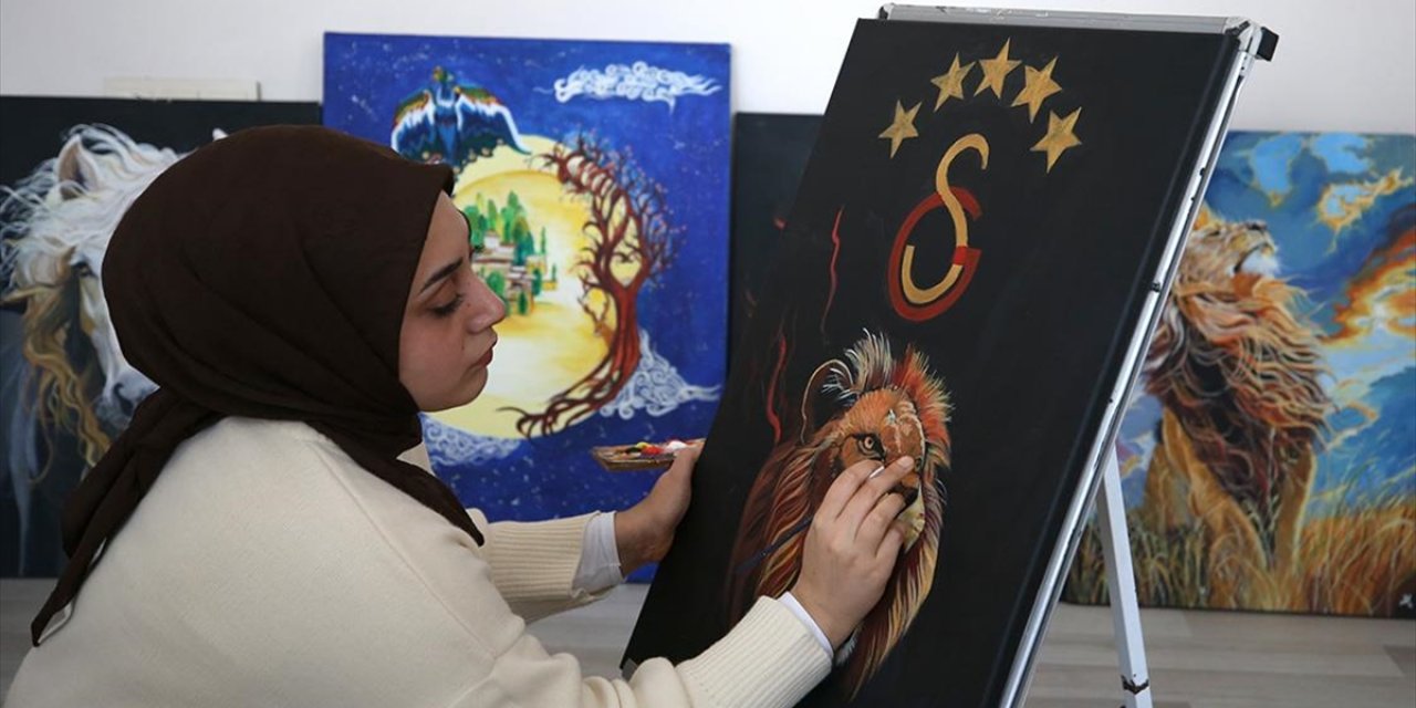 Bedensel Engelli Kübra, Yaptığı Resimlerle Hayatına Renk Katıyor