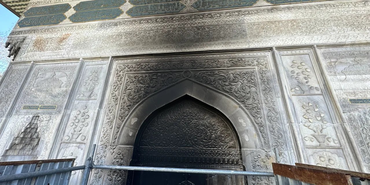 Tarihi Tophane Çeşmesi'ni Yaktılar.Olayla İlgili İnceleme Başlatıldı.