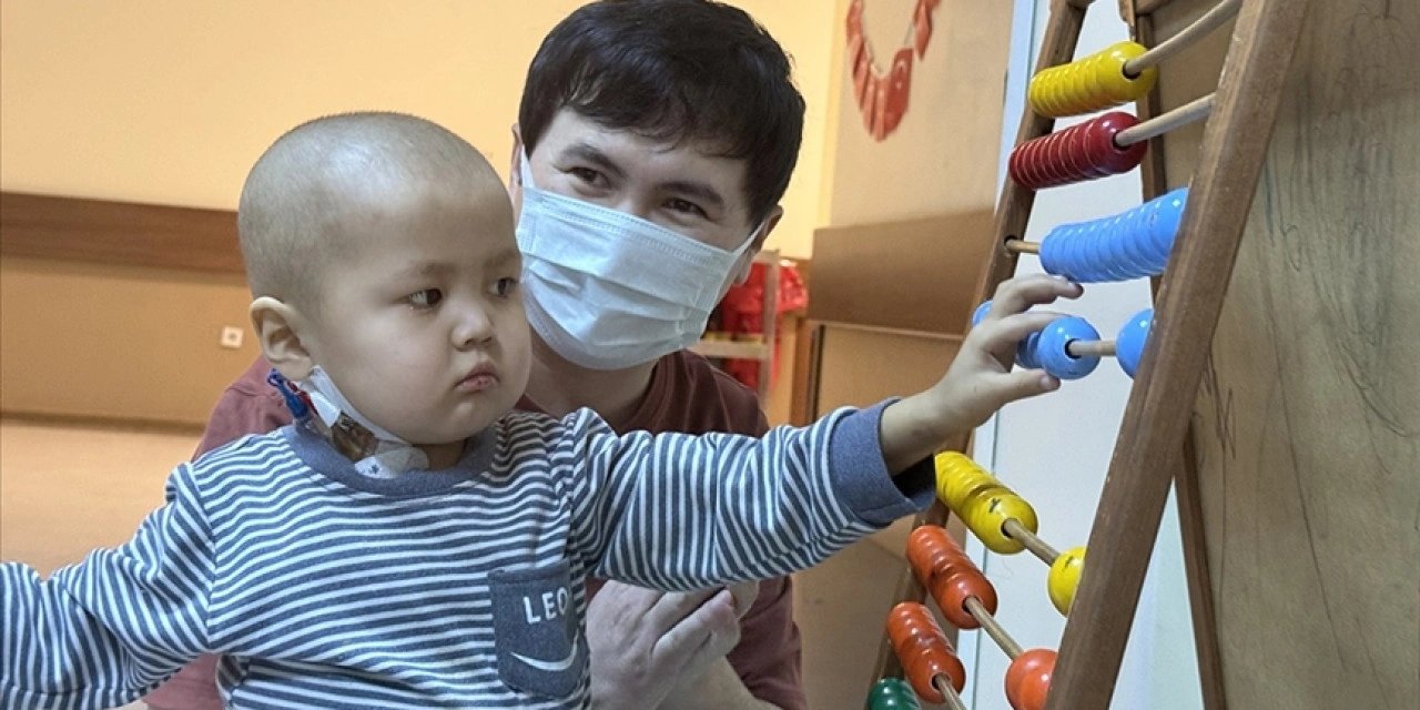 Kırgızistanlı 3 Yaşındaki Nuryiğit Karaciğer Dokusu Nakliyle Türkiye'de Hayata Tutundu
