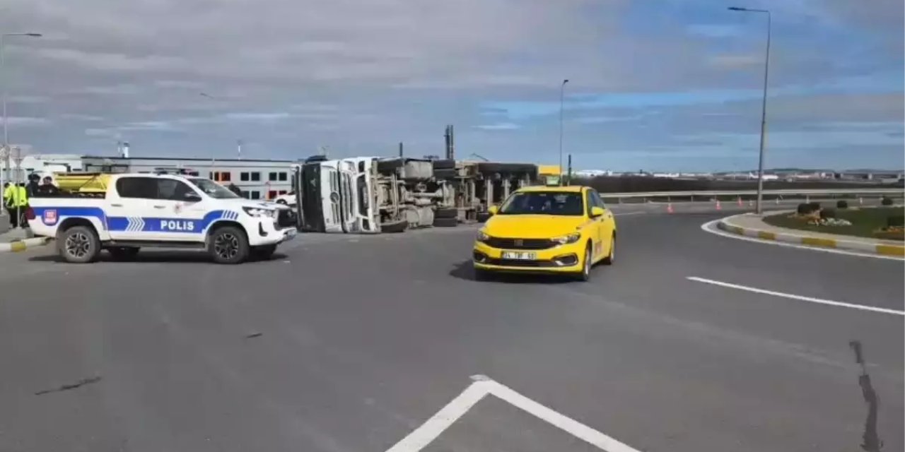 Arnavutköy'de Hafriyat Kamyonu Devrildi