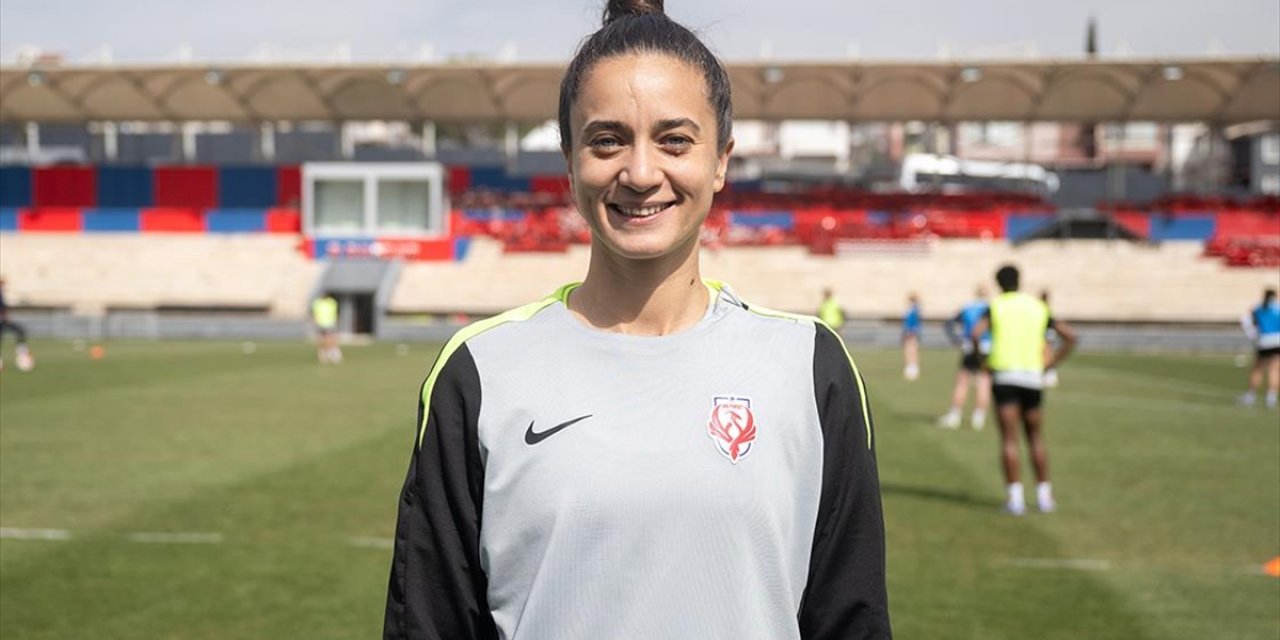 Milli Futbolcu Emine Ecem Esen'den Kadınlara 'Vazgeçmeyin' Mesajı