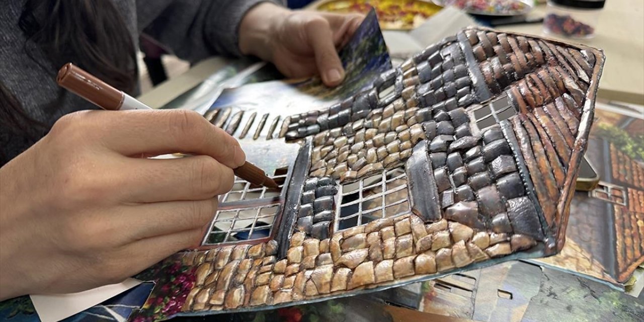 Rölyef Ustası Kadın, 34 Yıldır Hemcinslerine Meslek Öğretiyor