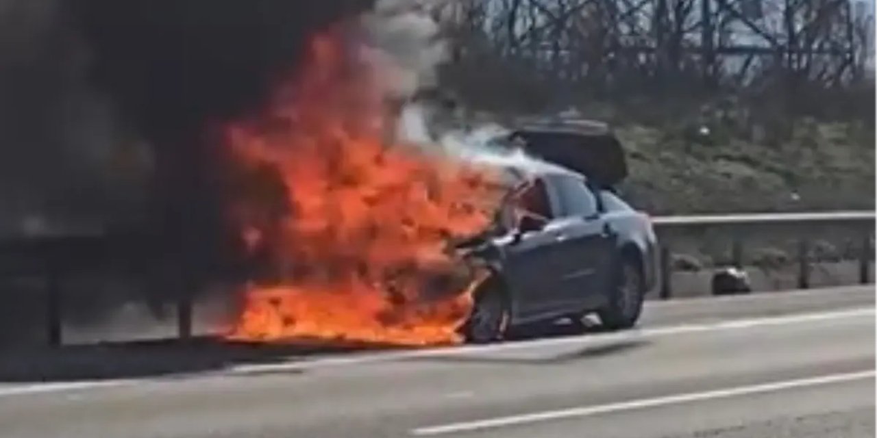 Otoyolda Otomobil Alev Alev Yandı