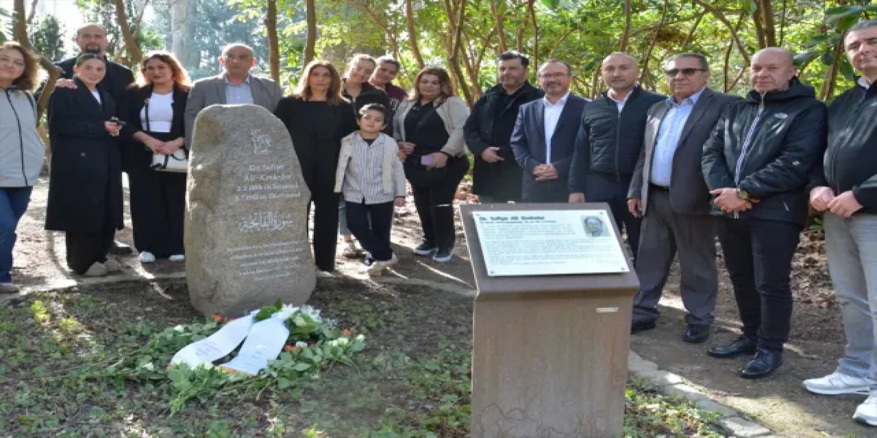 Türkiye'nin İlk Kadın Doktoru Safiye Ali'nin Almanya'daki Mezarı Ziyaret Edildi