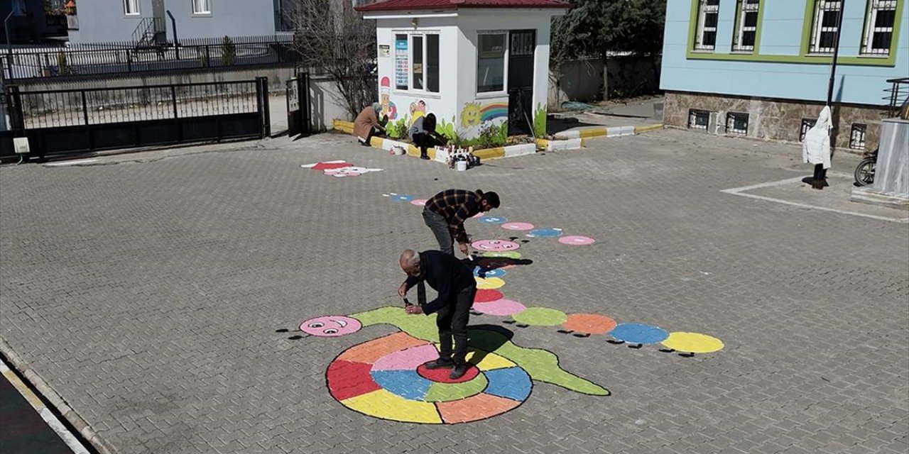 Adıyaman'da Resim Öğretmenleri Okulları Geleneksel Oyunlarla Renklendiriyor