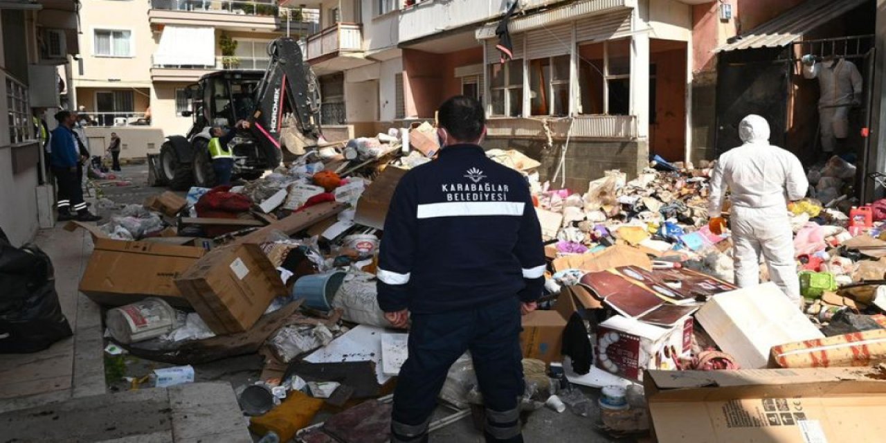 İzmir'de 2 Katlı Evden 12 Kamyon Çöp Çıkarıldı