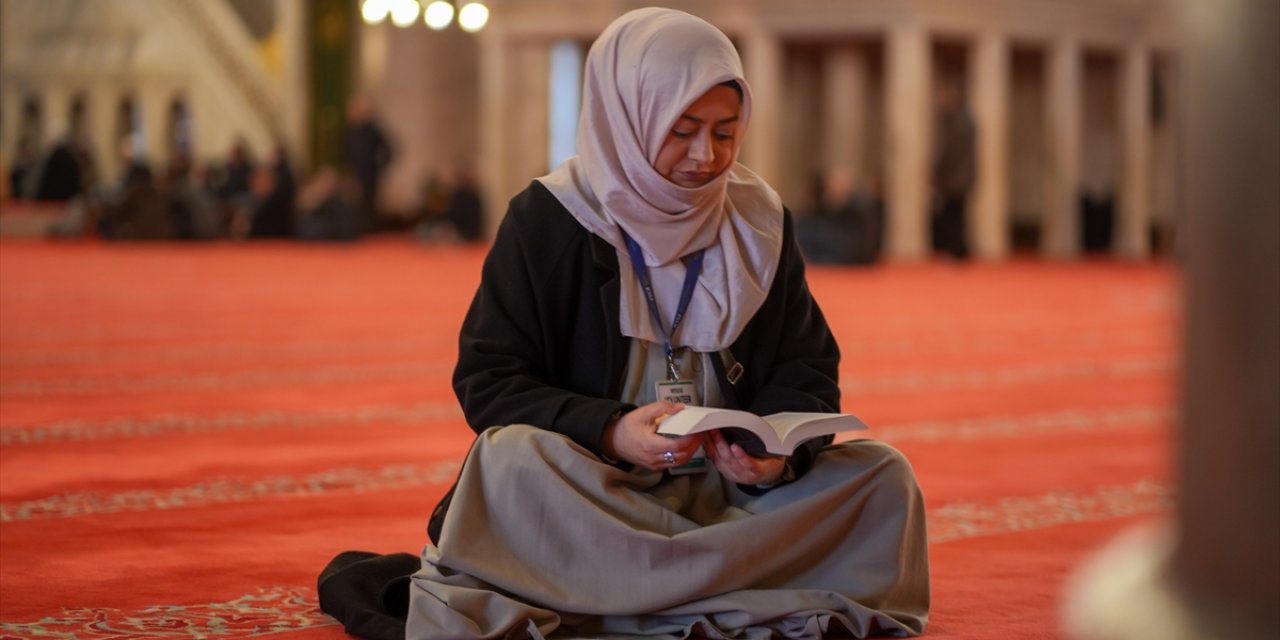 Perulu Kadın, Binlerce Kilometre Uzaktan Geldiği İstanbul'da Turistlere İslam'ı Anlatıyor