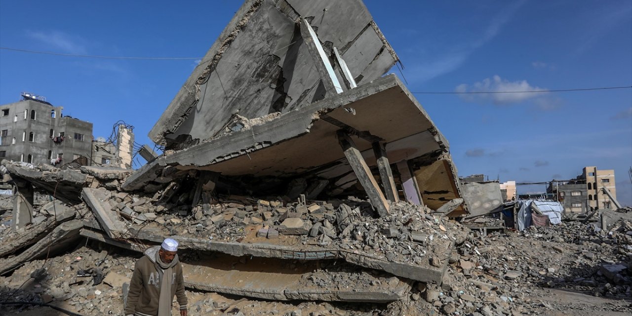 İsrail Ordusu Ateşkesi İhlal Ederek Gazze Şeridi'nin Çeşitli Bölgelerini Bombalamayı Sürdürüyor