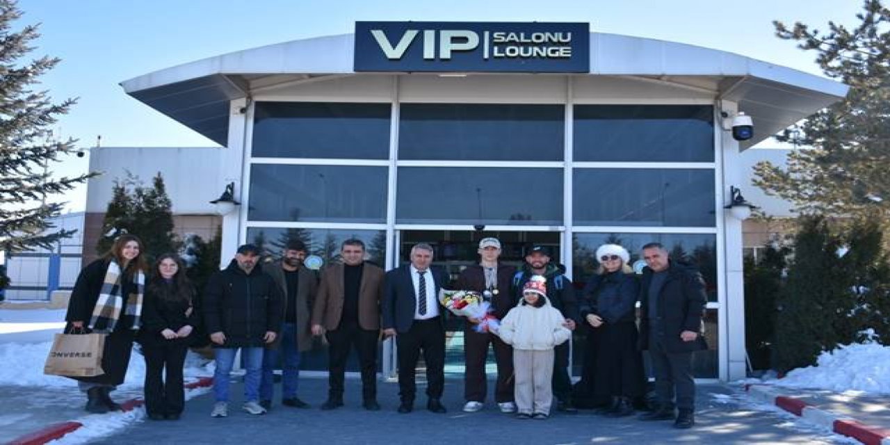 Milli Sürat Patenci İlyas Karadağ Memleketi Erzurum'da Çiçeklerle Karşılandı