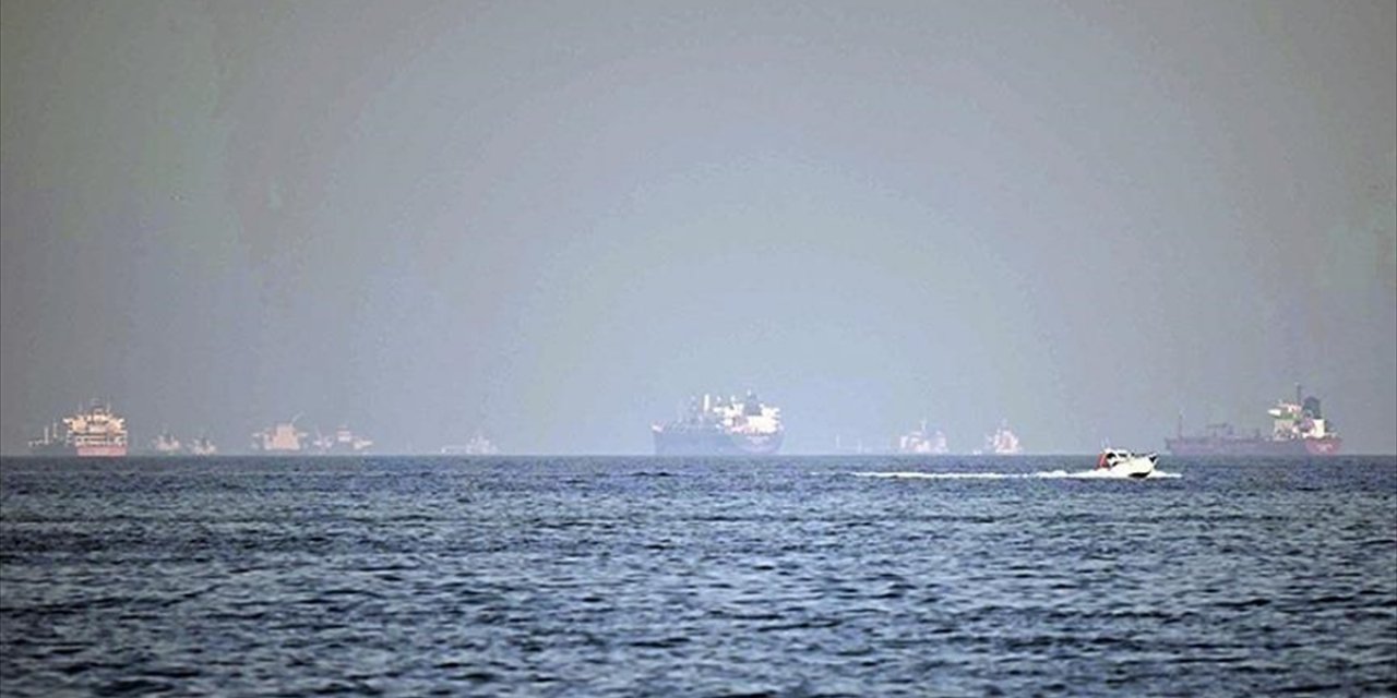 Hürmüz Boğazı'nda Bir Konteyner Gemisinin "Bilinmeyen" Bir Cisimden Hasar Gördüğü Bildirildi