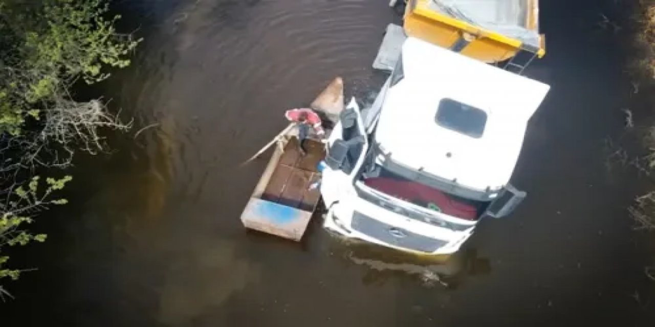 Aydın'da Taşkın Sularının Kapladığı Yolda Mahsur Kalan Tır Şoförü Sandalla Kurtarıldı