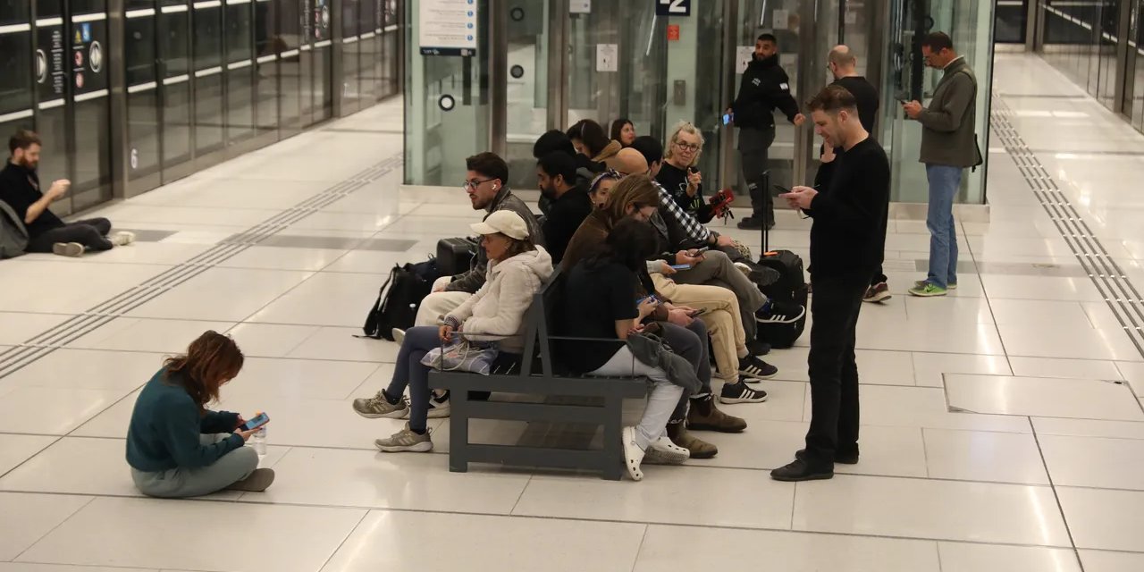 İran Füzelerinden Kaçan İsrailliler Metro İstasyonlarına Sığınmaya Başladı