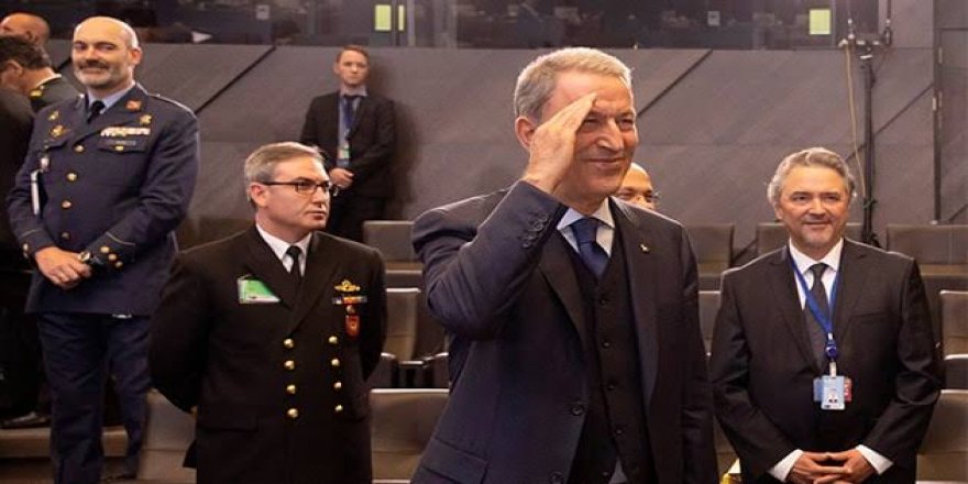 Hulusi Akar'dan asker selamı