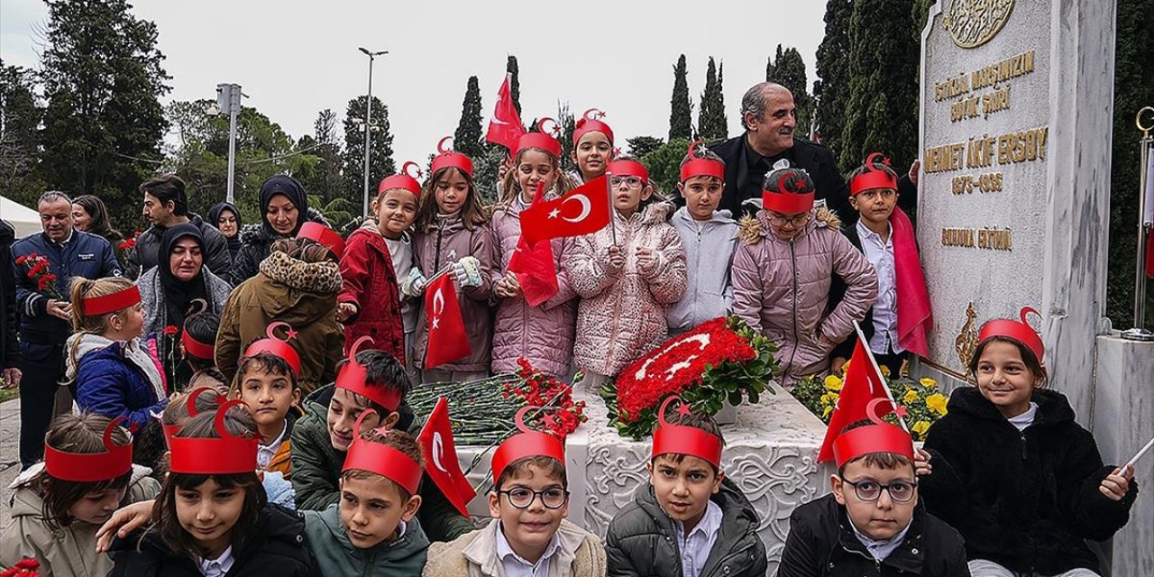 Milli Şair Mehmet Akif Ersoy, İstanbul'da Kabri Başında Anıldı