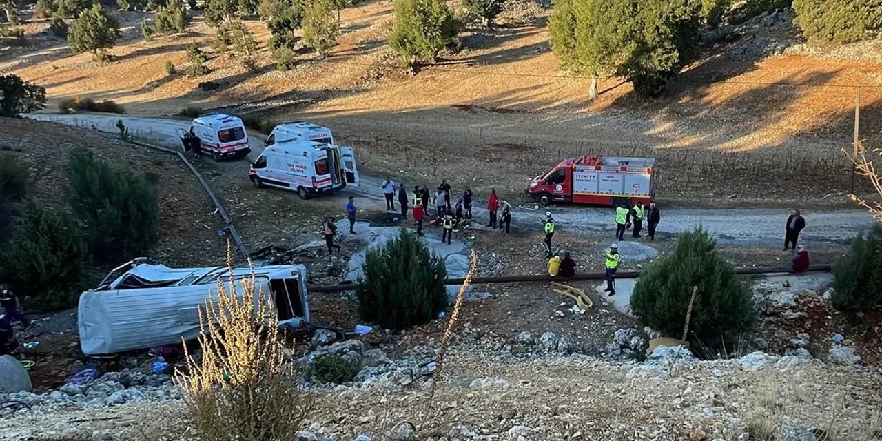 Mersin'de İşçi Servisi Uçurumdan Yuvarlandı: Ölü ve Yaralılar Var