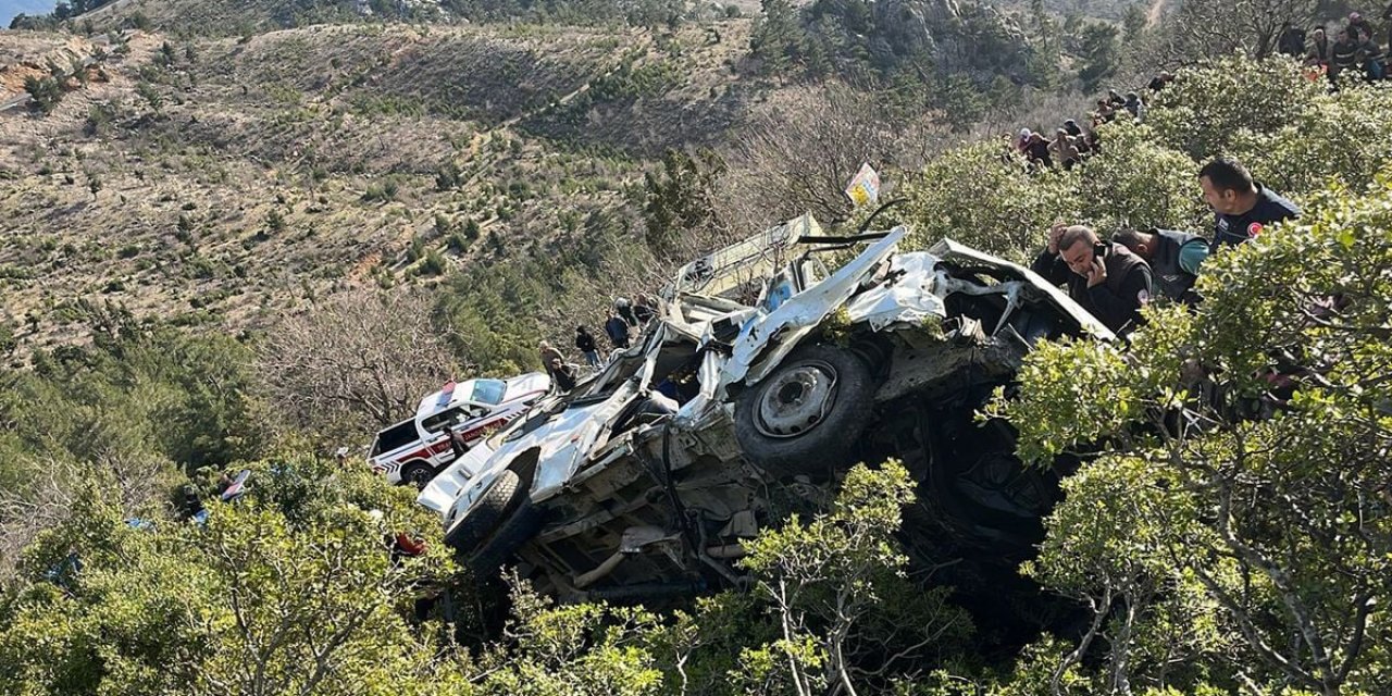 Mersin'de İşçi Servisi, Uçurumdan Yuvarlandı; 3 Ölü, 11 Yaralı