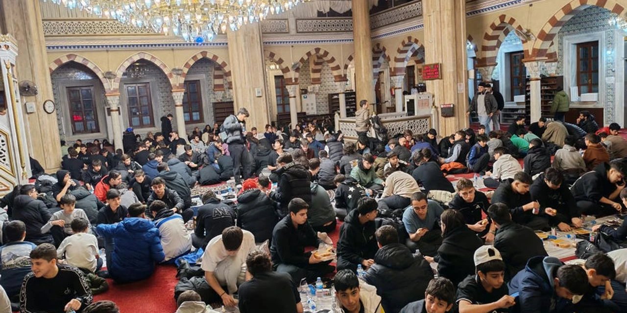 Çocuklar Cami Adabını Kendileri İçin Kurulan İftar Sofrasında Öğreniyor