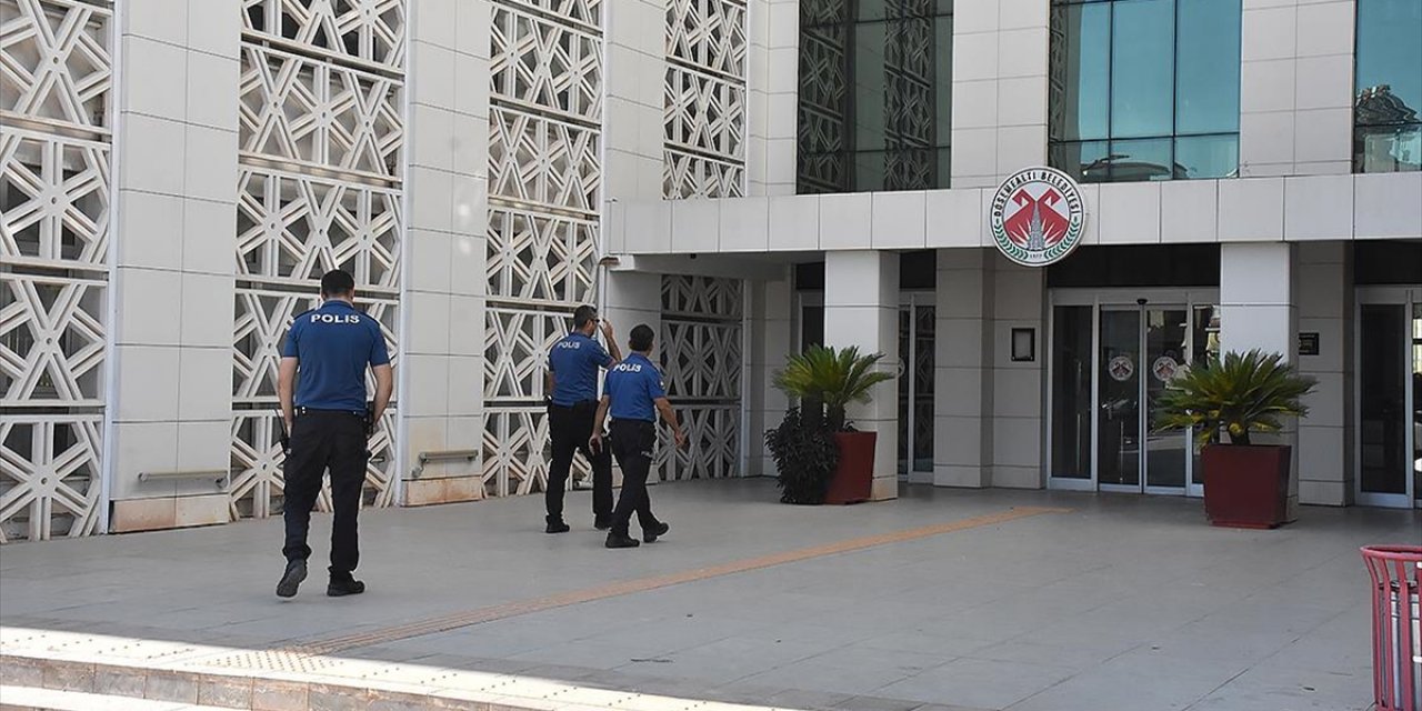 Döşemealtı Belediyesine Yönelik Soruşturmada Gözaltına Alınan 19 Kişi Adliyeye Sevk Edildi