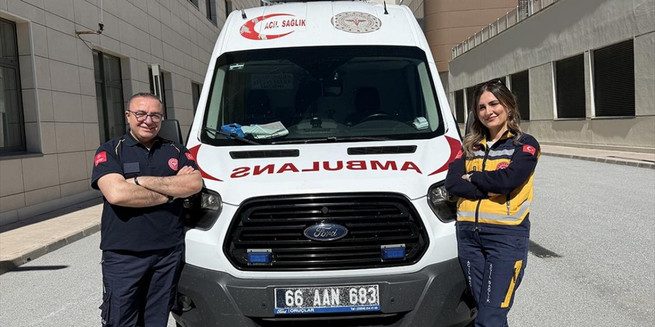 Acil Tıp Teknisyeni Çift, Ambulansla Hastaların Yardımına Koşuyor