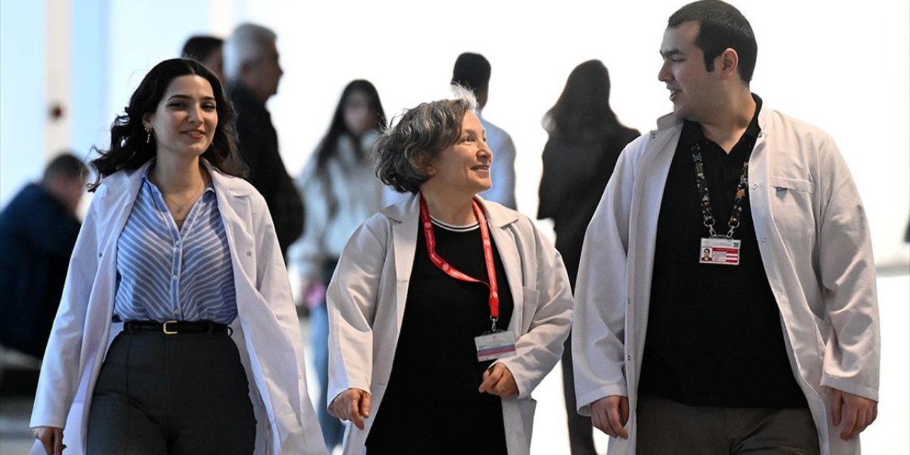 Doktor Anne, Meslektaşı İki Çocuğuyla Aynı Hastanede Çalışıyor