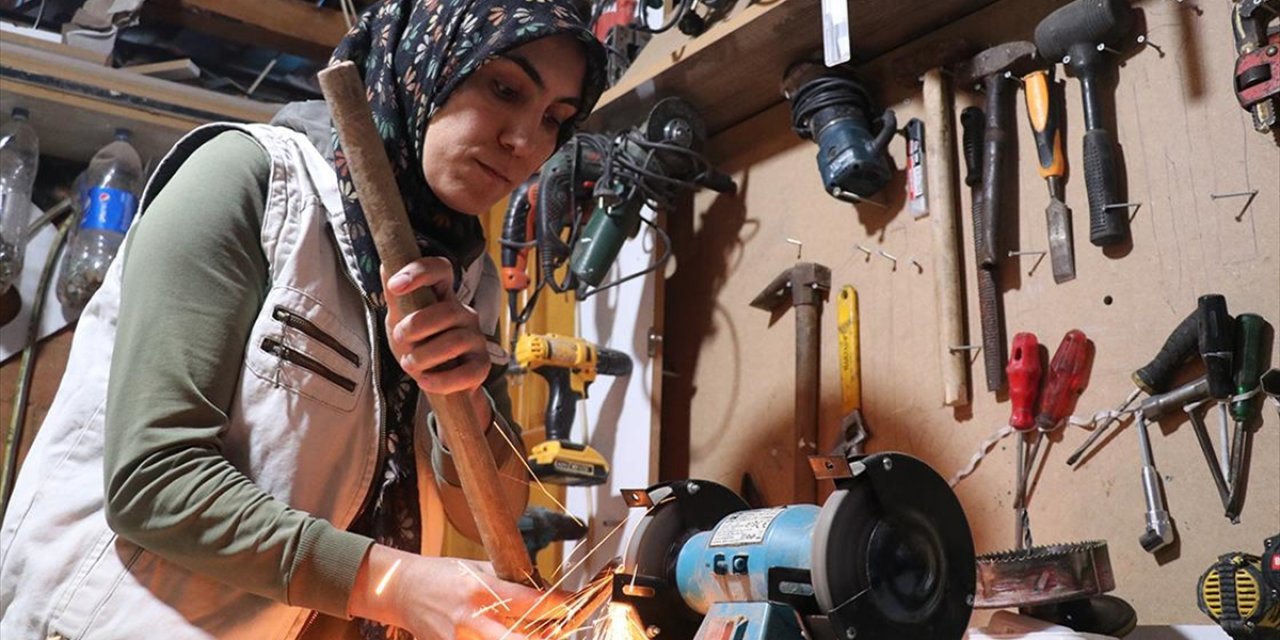 Eşine Yardım Ederek Başladığı Mobilya İmalatında Ustalaşarak Kendi Atölyesini Kurdu