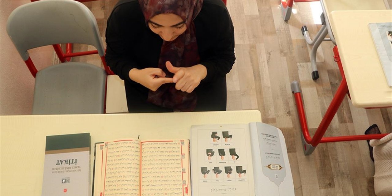Çankırı'da İşitme Engelli Kadınlar İşaret Diliyle Kur'an-ı Kerim Öğreniyor