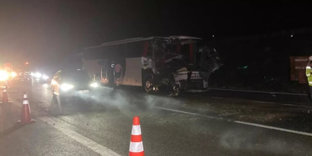Ankara'da Yolcu Otobüsü Tıra Çarptı: 1 Ölü, 15 Yaralı
