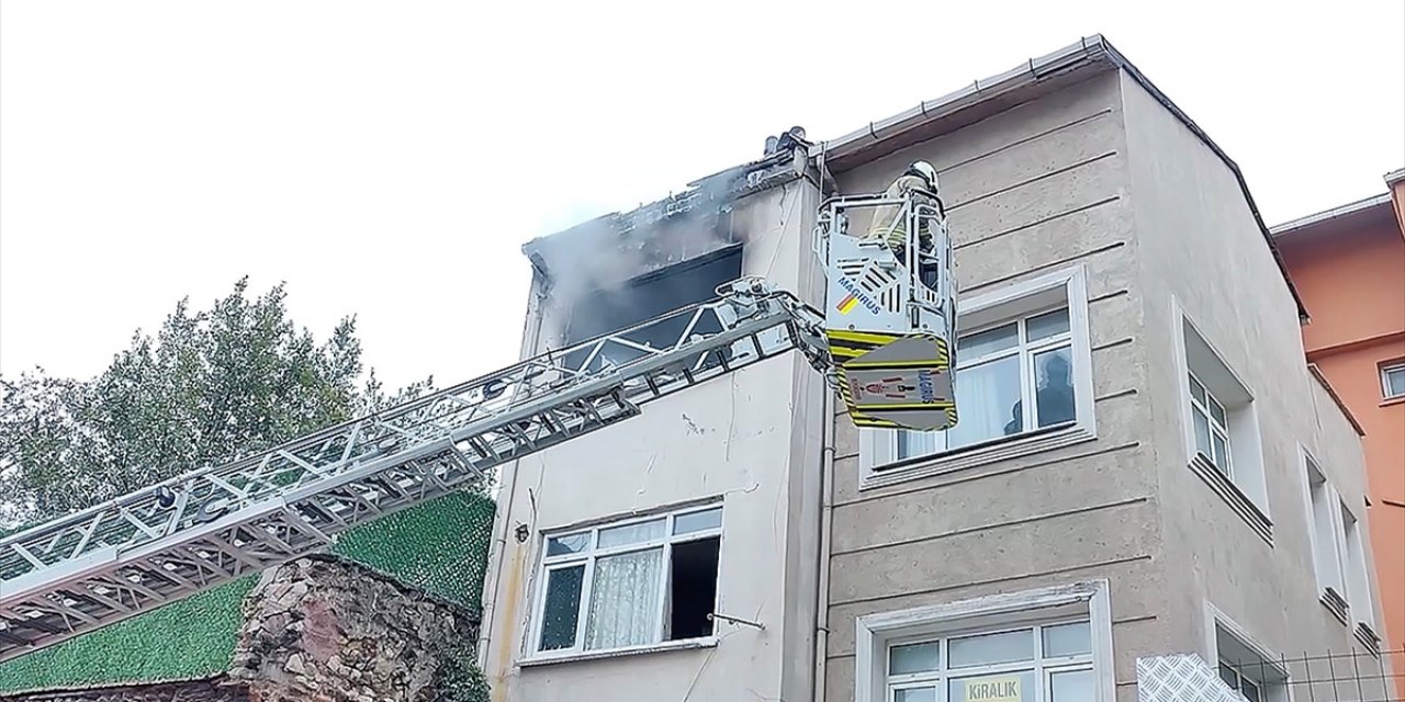 Fatih'te Apartmanda Çıkan Yangında 1 Kişi Öldü, 5 Kişi Yaralandı