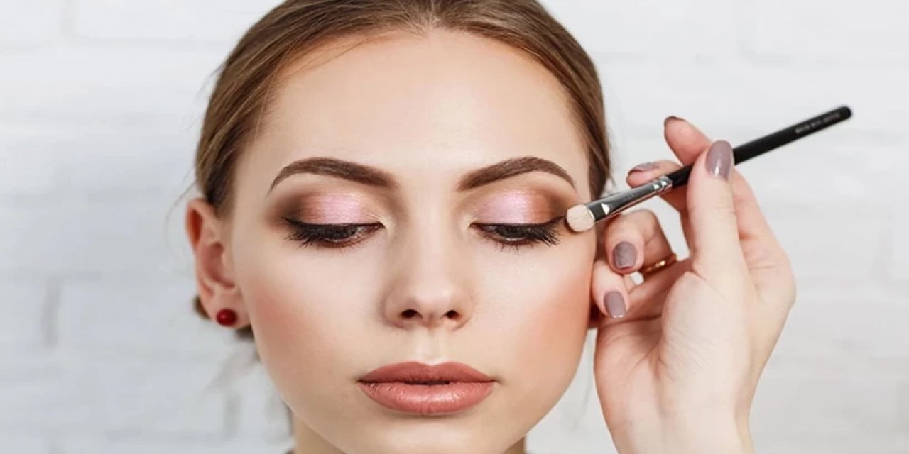 Minimal Makyaj Dönemi Kapandı: Şimdi Sıra Kömür Gözlerde