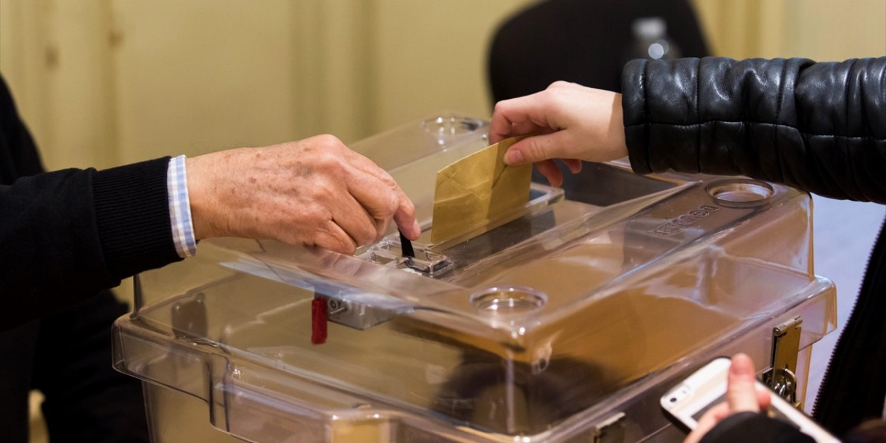 Fransa'da Yerel Seçimlerin İlk Turunda Oy Verme İşlemi Başladı