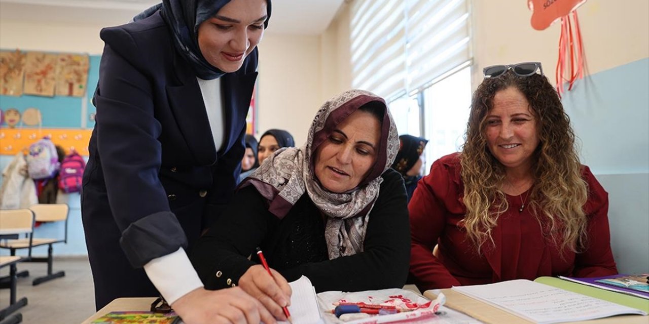 İki Kız Kardeş 40 Yaşından Sonra Aynı Sırada Okuma Yazma Öğreniyor