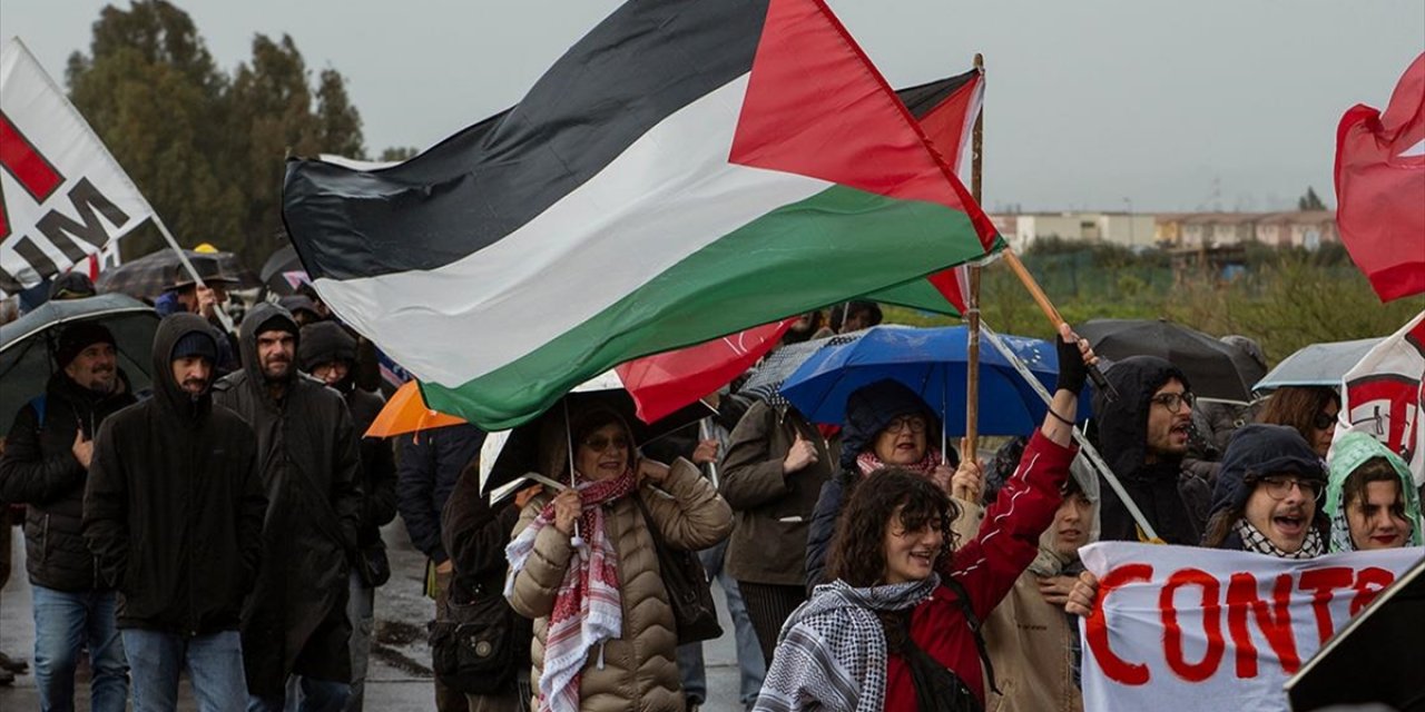 İtalya'daki ABD Üssü Yakınlarında Protesto Düzenlendi